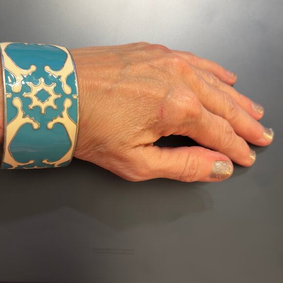 Lucky Brand Blue & Cream Enamel Metal Bangle Bracelet (NWT) - Picture 6 of 10